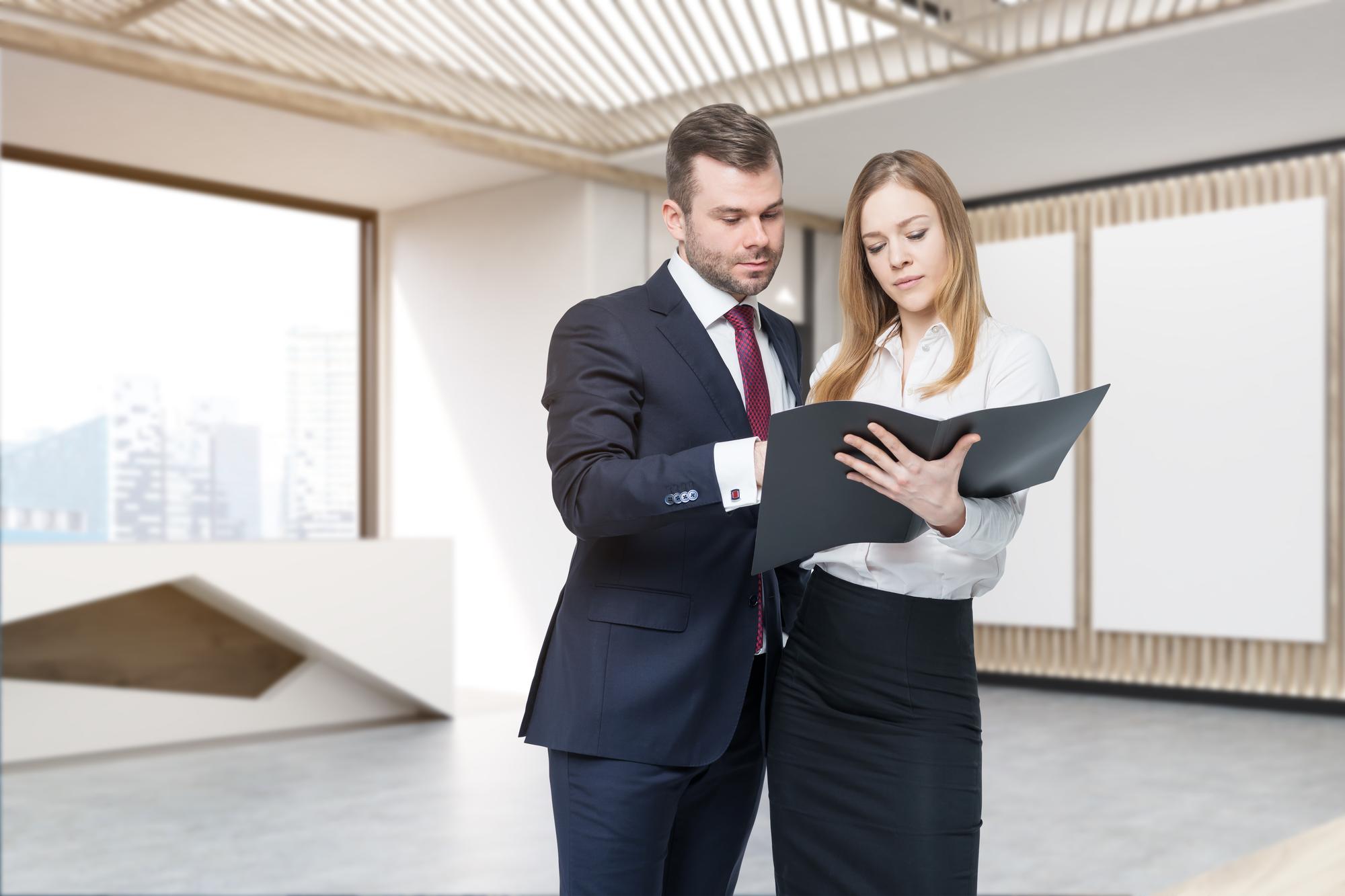 Consultant prezentând analiza de piață pentru un apartament modern